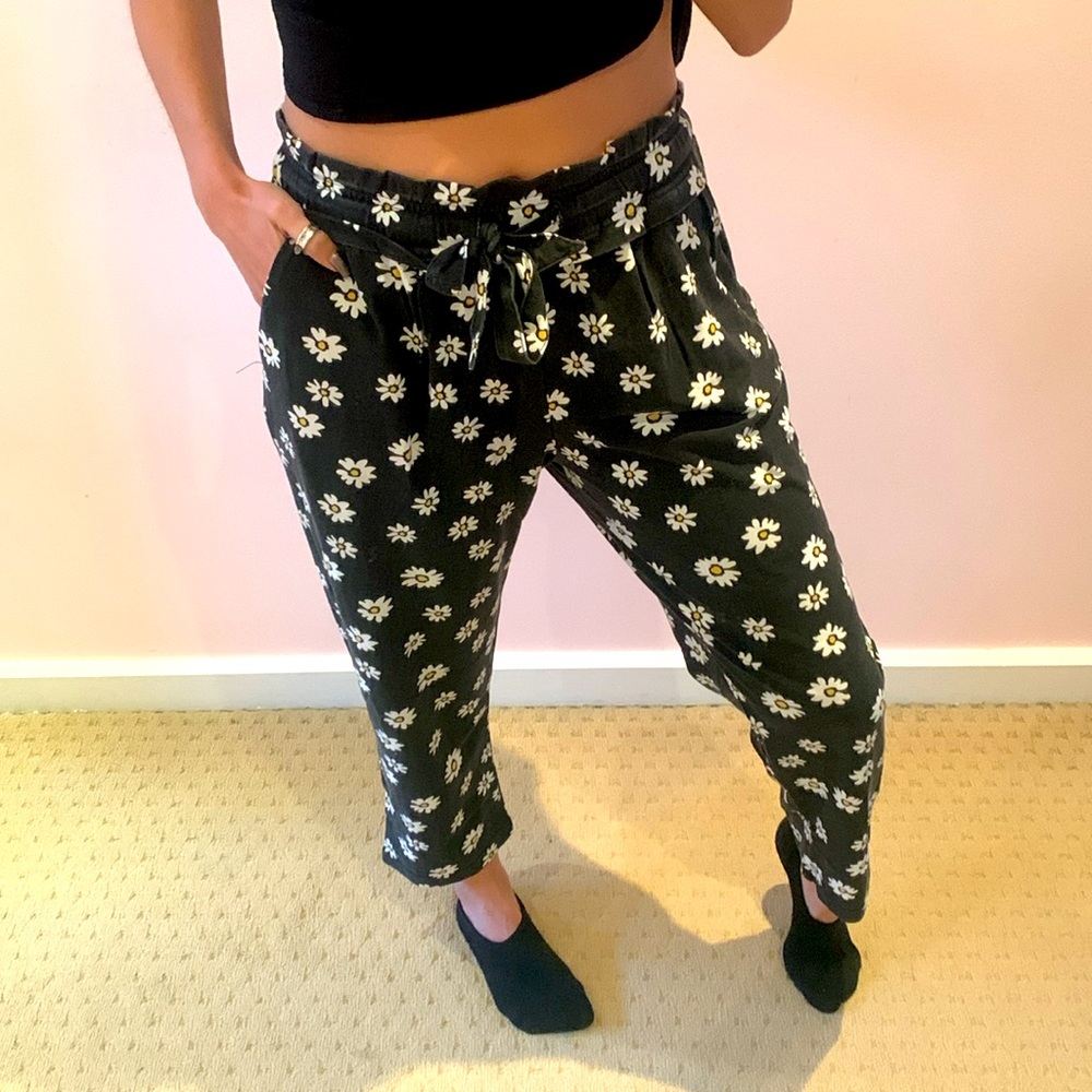 Cropped ankle pants daisy sweat pants hoodies size medium side pockets